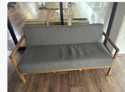 Sillón gris con respaldo