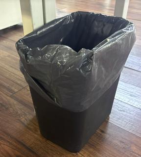 Bote de basura negro